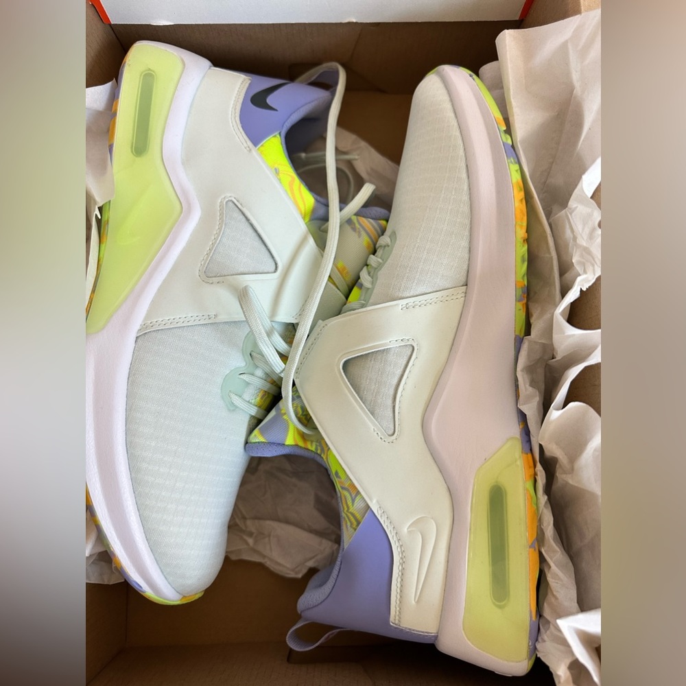 NWT.   Women's Nike Air Max Bella TR 5 Size 11 - Picture 11 of 12